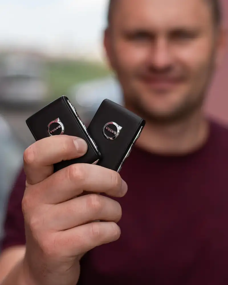 Un neopatentato sorridente mostra le chiavi dell'auto