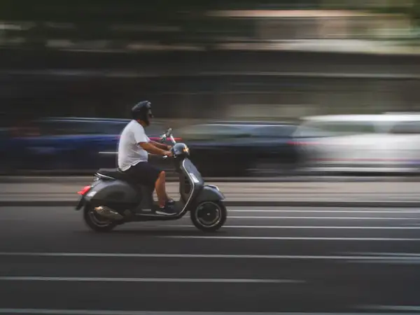 Scooter in movimento in città