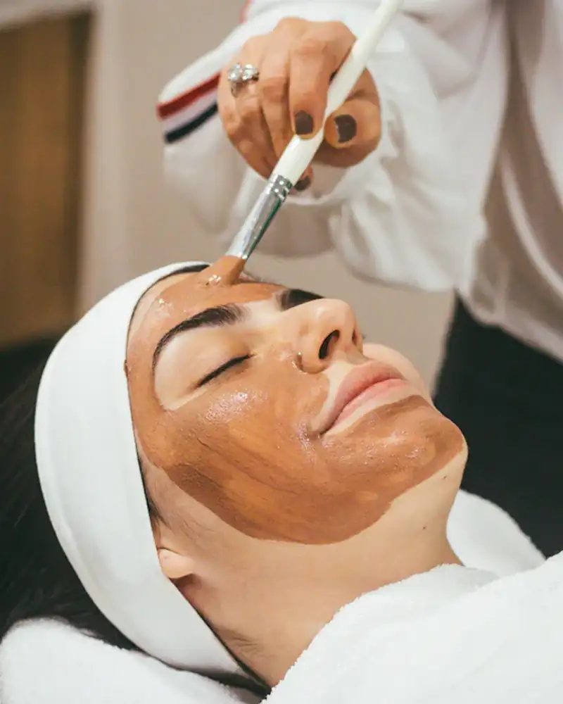 Applicazione di una maschera viso con il pennello