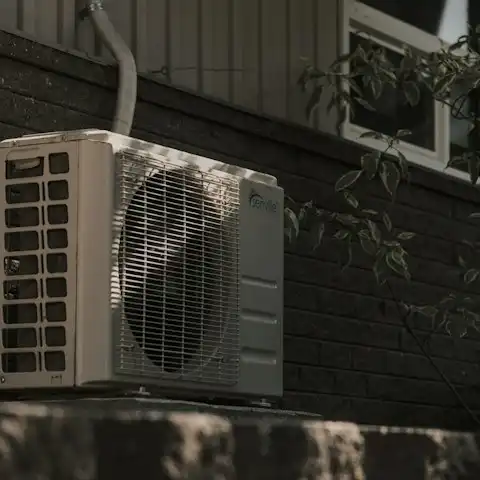 Climatizzatore su una facciata