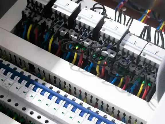 Prima: quadro elettrico con cavi in disordine