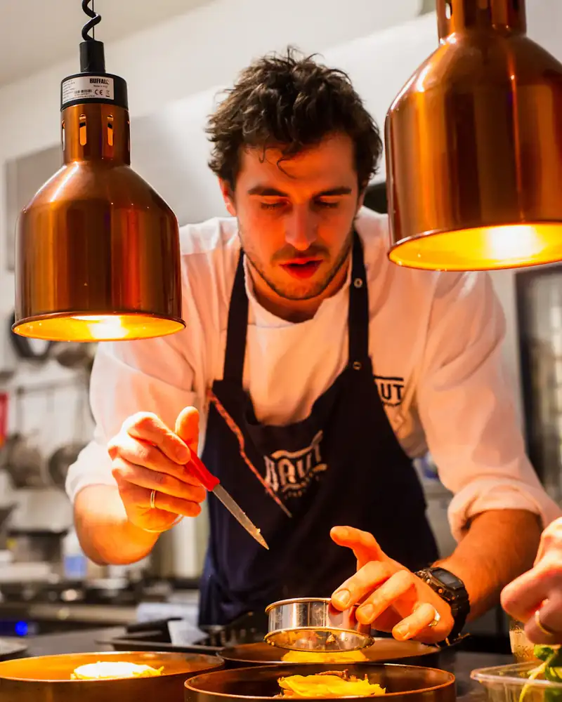 Lo chef in cucina