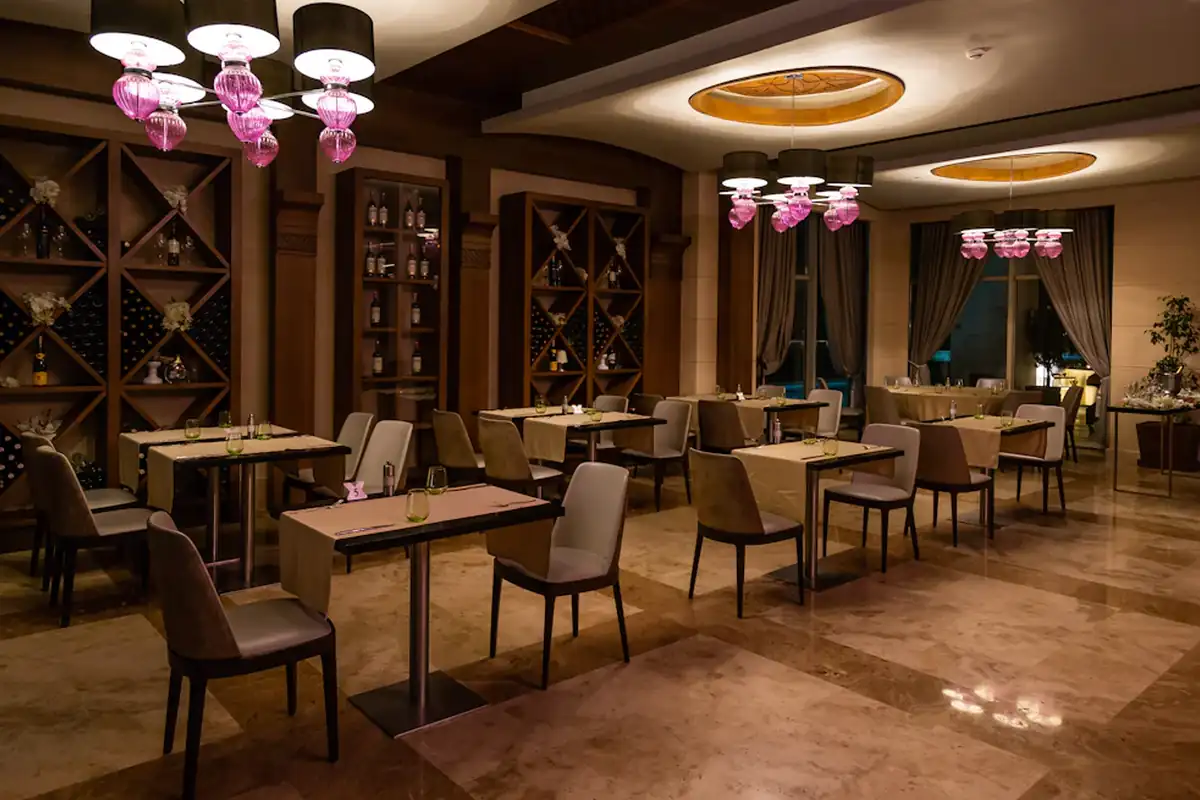 La sala del ristorante con le luci soffuse