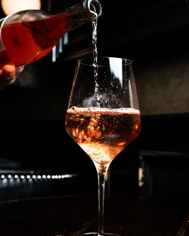 Il sommelier versa il vino nel calice